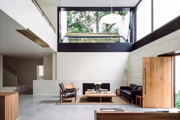 莫干山大樂之野庾村民宿，“大樂之野”的名字取自《山海經(jīng)》中因眾神之戰(zhàn)而被天帝封印的美好極樂之地。白色是整個空間的主色調(diào)，搭配少許的灰色和金色，克制而不失明朗