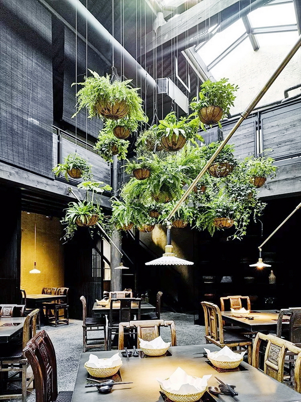 在不舍野馬嶺民宿中，中式家具被完好地繼承與發(fā)揚，客房的設(shè)計簡潔而有溫度，提供了舒適的生活體驗