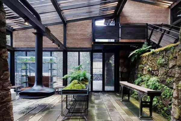 在不舍野馬嶺民宿中，中式家具被完好地繼承與發(fā)揚，客房的設(shè)計簡潔而有溫度，提供了舒適的生活體驗