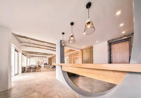 云見民宿室內(nèi)選取的卵石、土布，現(xiàn)場設(shè)計、制作的家具陳設(shè)使用當(dāng)?shù)夭鸪睦夏靖闹疲惯@些平面上看起來近似的客房在實際體驗中別具一格