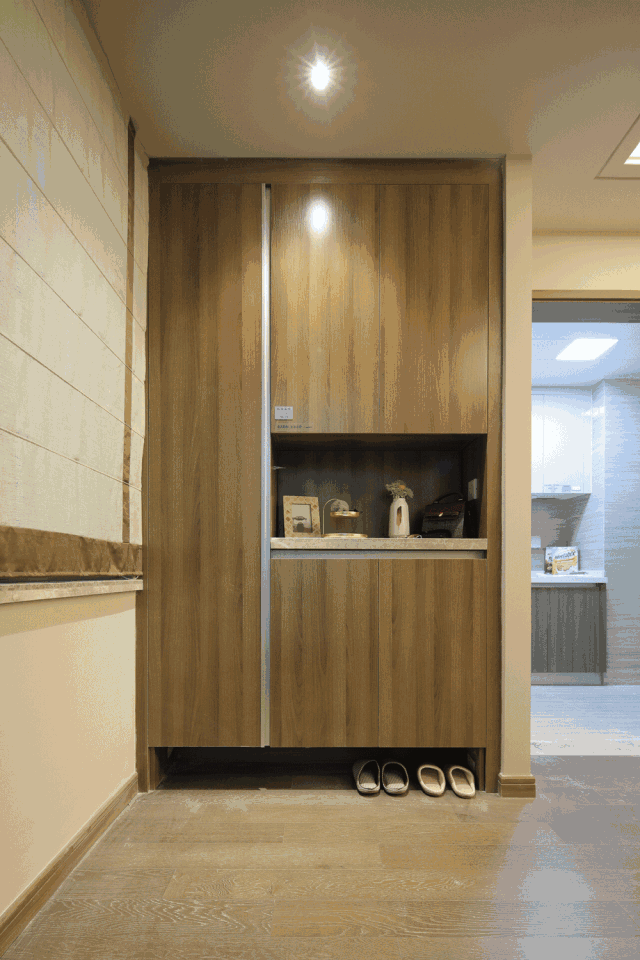 玄關(guān)雜物太多？教你用一扇柜門搞定