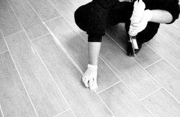 選擇做瓷磚美縫，應(yīng)該去哪里找人施工呢？