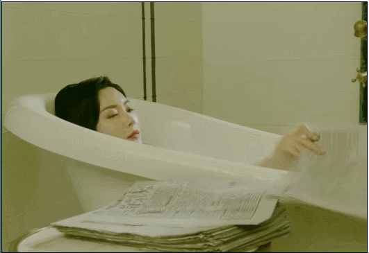 原來網(wǎng)紅都是這樣洗澡的 家里沒個浴缸頂多算沖水